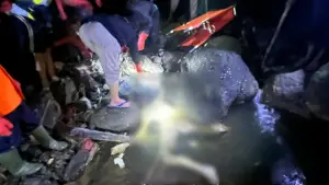 Proses evakuasi mayat tanpa kepala di sekitar Curug Darismin, Desa Purwasedar, Kecamatatan Ciracap, Kabupaten Sukabumi. Jumat (9/1/2026) dini hari. (Sumber: Istimewa)