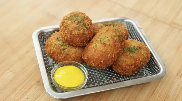 Resep Kroket Kentang Kari, Ide Camilan Akhir Pekan yang Renyah (Sumber : Youtube | Devina Hermawan)