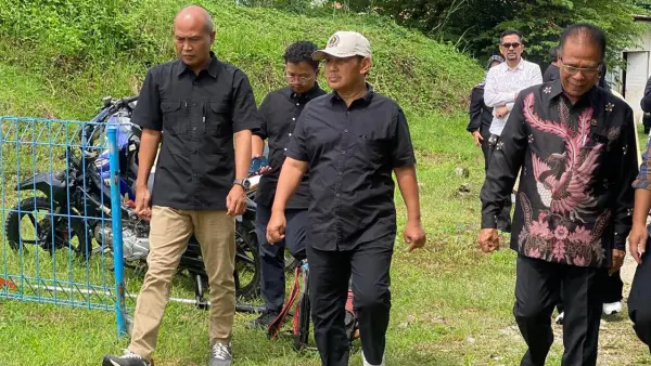 Anggota DPRD Provinsi Jawa Barat, Yusuf Maulana (memakai topi), melaksanakan kunjungan kerja di Satuan Pelayanan Cibet–Cilamaya, Kabupaten Purwakarta. | Foto: Istimewa