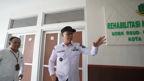 Wali Kota Sukabumi Ayep Zaki saat meninjau layanan kemoterapi di RSUD Syamsudin, SH., Jumat (9/1/2026) | Foto : Dokpim