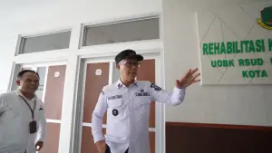 Wali Kota Sukabumi Ayep Zaki saat meninjau layanan kemoterapi di RSUD Syamsudin, SH., Jumat (9/1/2026) | Foto : Dokpim