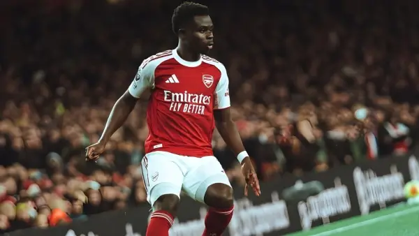 Aksi Bukayo Saka menghadapi saat membela Arsenal. (Sumber: Instagram/@bukayosaka87)