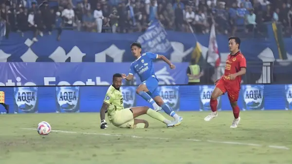 Tendangan Ryan Kurnia sukses membobol gawang Persija di musim lalu. (Sumber: Instagram/@rynkurnia)