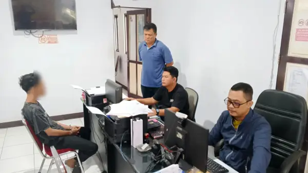 A FH (22 tahun) pelaku penyayatan pemuda Cikole saat diperiksa Polisi. (Sumber: Istimewa)