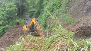 Tebing 30 meter longsor tutupi jalan Bagbagan-Mekarsih di Simpenan Sukabumi. Sabtu (10/1/2026). (Sumber: Istimewa)