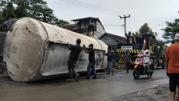 Truk tanker bermuatan kapur terbalik di Jalan Padabeunghar, Jampangtengah, Kabuipaten Sukabumi | Foto : dok.warga