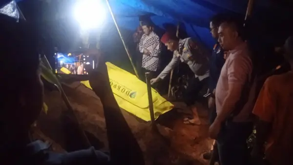 Proses pemakaman mayat di Ciracap, Kabupaten Sukabumi | Foto : Dok. Pemdes