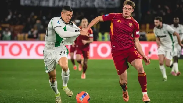 Duel Jay Idzes dan Evan Ferguson di laga AS Roma vs Sassuolo (Sumber: web/asroma.com)