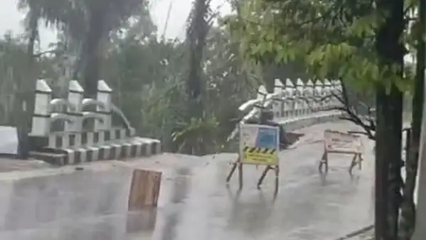 Longsor Tembok Penahan Tanah (TPT) di jalur Sukabumi–Sagaranten menyebabkan akses jalan di wilayah Nyalindung diberlakukan sistem tutup-buka. (Sumber : Istimewa.).