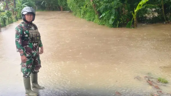Sungai Cidolog dan Sungai Cilangkob meluap hingga merendam jalan provinsi ruas Cidolog, Minggu (11/1/2026). (Sumber: dok koramil)