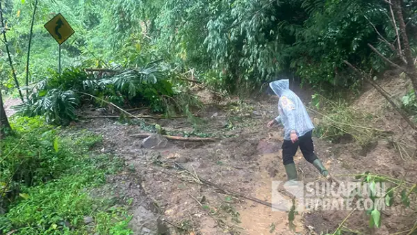 Material longsoran yang menutupi badan jalan di Jalan Nasional Bagbagan - Kiaradua di Desa Loji, Kecamatan Simpenan, Kabupaten Sukabumi. (Sumber : SU/Ilyas).