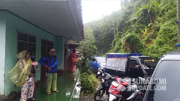 Longsor di Jalur Nasional Bagbagan–Kiaradua Membuat Pengendara Terjebak. (Sumber : SU/Ilyas).