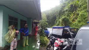 Longsor di Jalur Nasional Bagbagan–Kiaradua Membuat Pengendara Terjebak. (Sumber : SU/Ilyas).