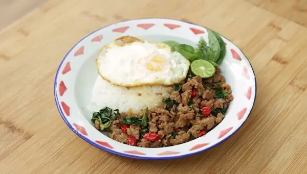 Resep Ayam Cincang Kemangi, Menu Praktis tapi Mengenyangkan Untuk Sarapan (Sumber : Youtube | Devina Hermawan)