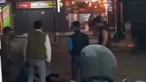 Tangkapan layar video viral Pemuda Bogor aniaya lansia di Bandung karena tersinggung usai dituduh mencuri di minimarket. (Sumber Foto: Istimewa)