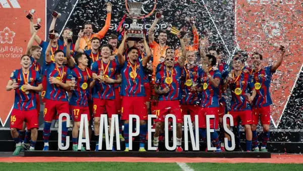 Selebrasi para pemain Barcelona setelah memenangkan gelar juara Piala Super Spanyol (Sumber: web/fcbarcelona.com)