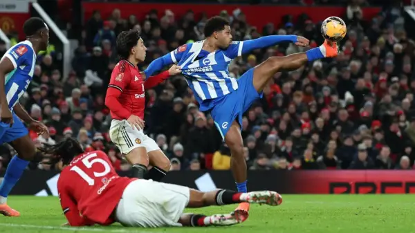Duel Lisandro Martinez saat Manchester United kalah dari Brighton di ajang Piala FA (Sumber: web/brightonandhovealbion.com)