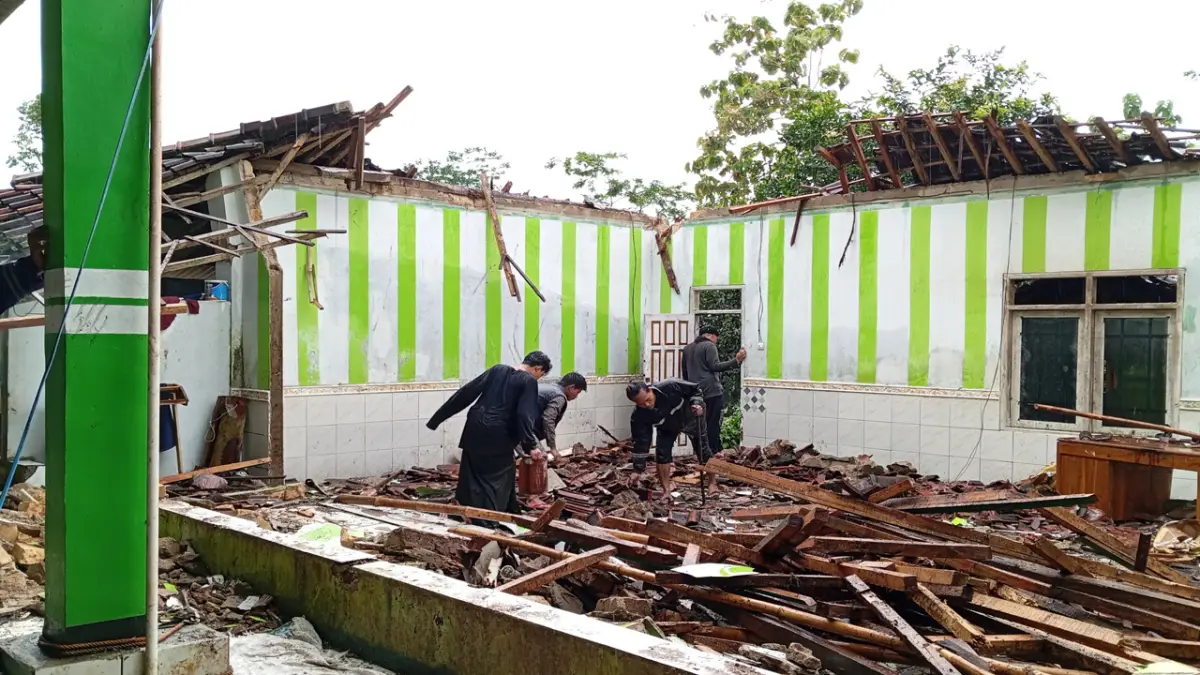 Majelis Milik Pesantren di Surade Sukabumi Roboh Diterjang Hujan Deras