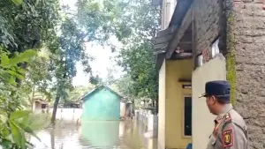 Banjir merendam puluhan rumah warga di Kebon Kopi, Desa Cidadap, Kecamatan Simpenan, Kabupaten Sukabumi | Foto : P2BK