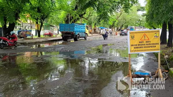 Jalan A Yani Palabuhanratu Kabupaten Sukabumi rusak parah (Sumber: sukabumiupdate)