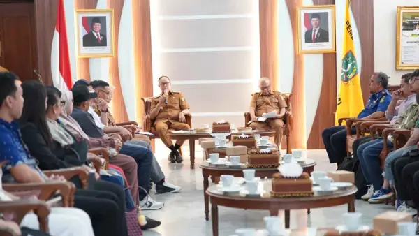 Pemerintah Kota Sukabumi menggelar silaturahmi dengan para wajib pajak hiburan, hotel dan restoran pada Senin, 12 Januari 2026, bertempat di Ruang Utama Balai Kota Sukabumi. (Sumber Foto: Dokpim Pemkot Sukabumi)