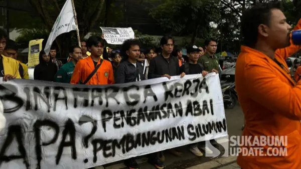 Puluhan massa aksi saat berorasi di depan Kantor UPTD Pengelolaan Jalan dan Jembatan Wilayah II Sukabumi, Dinas Bina Marga dan Penataan Ruang (BMPR) Jawa Barat, Senin (12/1/2026) sore. (Sumber: SU/Turangga Anom)
