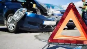 Ilustrasi kecelakaan tunggal di tol Jagorawi yang melibatkan Ketua PN Sukabumi. Senin (12/1/2026). (Sumber: Freepik)