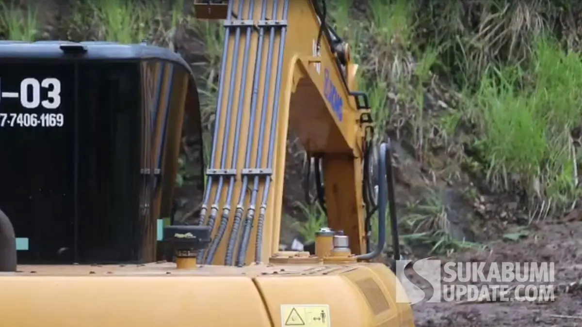 4 Alat Berat Masih Kerja Keras Bersihkan Longsor di Jalan Nasional Bagbagan - Kiaradua