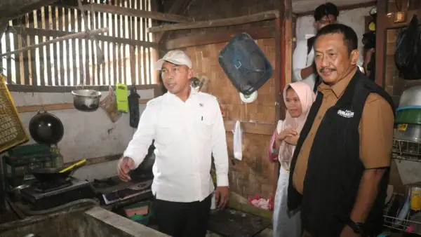 Bupati Sukabumi saat mendampingi Medukbangga RI mengunjungi salah satu rumah warga di Kecamatan Kabandungan, Kabupaten Sukabumi. Senin (12/1/2026). (Sumber: Dokpim)