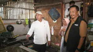 Bupati Sukabumi saat mendampingi Medukbangga RI mengunjungi salah satu rumah warga di Kecamatan Kabandungan, Kabupaten Sukabumi. Senin (12/1/2026). (Sumber: Dokpim)