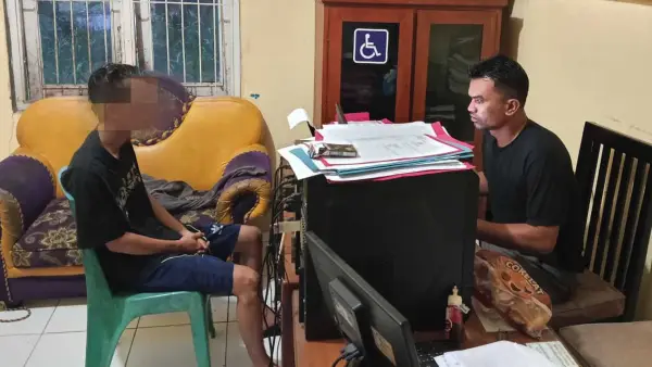 YH (kiri), terduga pelaku penganiayaan saat diamankan dan diperiksa di Mapolsek Cibeureum Sukabumi. (Sumber Foto: Istimewa)