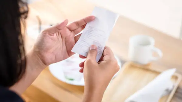 Ilustrasi seorang pelanggan restoran sedang melihat struk pembayaran makanan include bersama pajak daerah | Foto : Pixabay