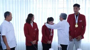 Mahasiswa UPI Bandung diberi penghargaan oleh pihak universitas setelah mengharumkan nama Indonesia di Sea Games (Sumber: web/berita.upi.edu)