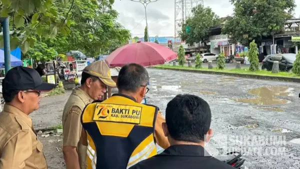 Pengecekan kerusakan jalan A Yani Palabuhanratu Kabupaten Sukabumi (Sumber: sukabumiupdate)