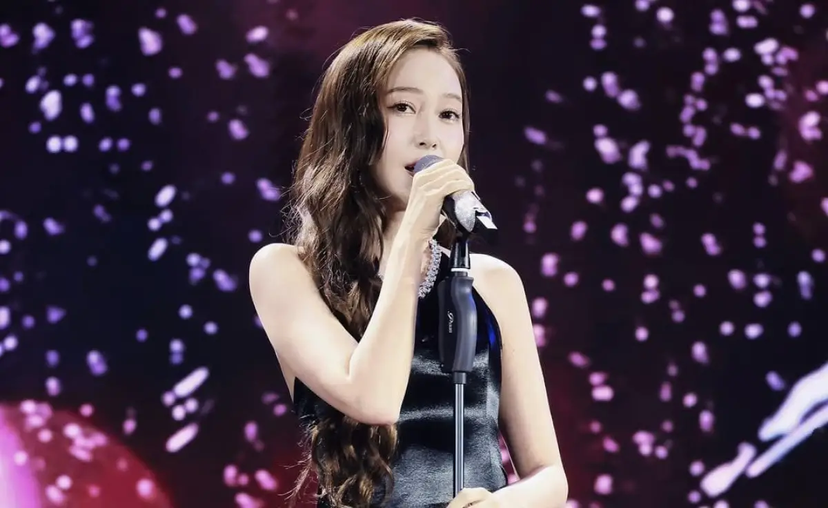 Jessica Jung Kejutkan Penggemar Bawakan Lagu-lagu SNSD di Konser Solonya