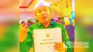 adinkes Kabupaten Sukabumi Masykur Alawi terima penghargaan dari Gubernur Jabar Dedi Mulyadi (Sumber: dok Masykur Alawi)