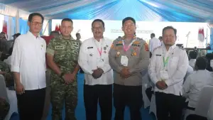 Kepala Dinas Pertanian Kabupaten Sukabumi Aep Majmudin (kanan) saat mendampingi Bupati Sukabumi Asep Japar (tengah) menghadiri acara Syukuran Swasembada Pangan dan Panen Raya Nasional. (Sumber Foto: Diskominfosan Kab. Sukabumi)
