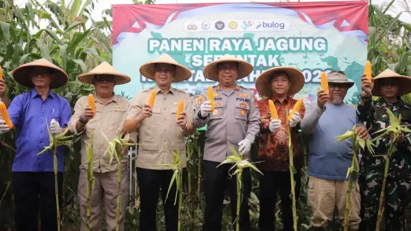 Anggota DPRD Kabupaten Sukabumi, Hera Iskandar (ketiga dari kiri) saat menghadiri acara Panen Raya Jagung Serentak Kuartal I yang diselenggarakan oleh Polres Sukabumi. (Sumber Foto: Diskominfosan Kab. Sukabumi)