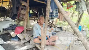 Kakek Uloh (70), lansia korban bencana di Kampung Babakan Cisarua, Desa Cidadap, Kecamatan Simpenan, Kabupaten Sukabumi, bertahan hidup di gubuk reyot di tengah hutan setelah rumahnya rusak tertimbun longsor. (Sumber Foto: SU/Ilyas)