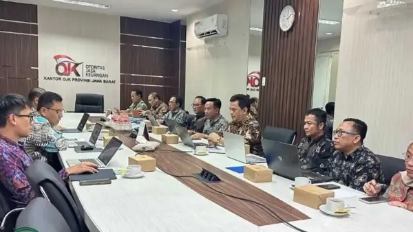 Suasana rapat pembahasan Rencana Bisnis Perumda BPR Sukabumi Tahun 2026 yang digelar di Ruang Rapat Kantor OJK Jabar (Sumber Foto: Prokompim Pemkab Sukabumi)