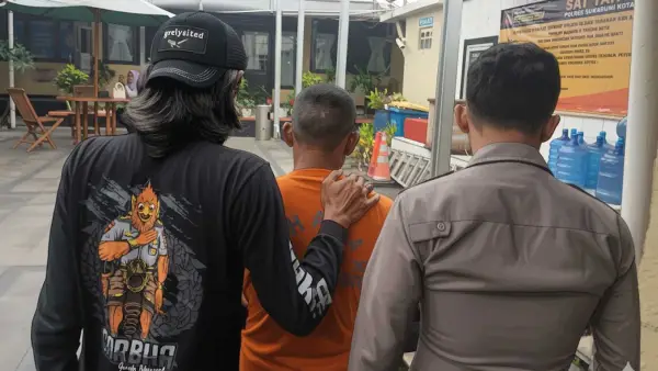Pelaku utama tipu gelap di 12 lokasi di Sukabumi saat digiring petugas kepolisian. (Sumber Foto: Humas Polri)