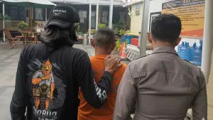 Pelaku utama tipu gelap motor di 12 lokasi di Sukabumi saat digiring petugas kepolisian ke ruang tahanan. (Sumber Foto: Humas Polri)
