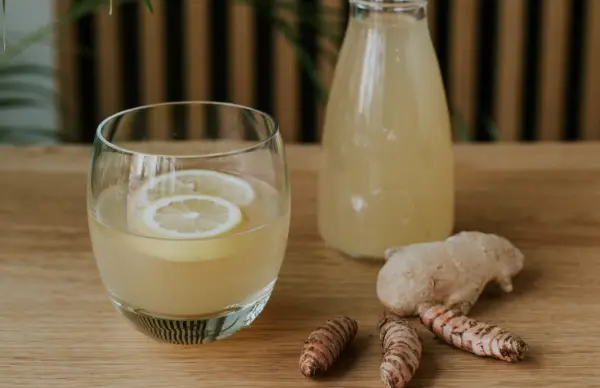 Ilustrasi air rebusan Lengkuas, dapat meredakan peradangan hingga menjaga kesehatan kulit (Sumber : Freepik/@wirestock)