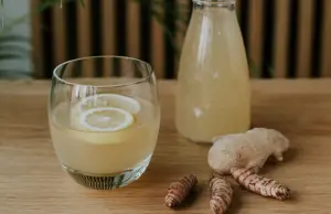 Ilustrasi air rebusan Lengkuas, dapat meredakan peradangan hingga menjaga kesehatan kulit (Sumber : Freepik/@wirestock)