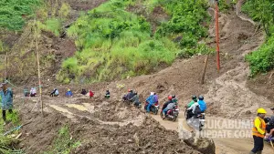 Kondisi ruas Jalan Nasional Bagbagan-Kiaradua yang bisa dilalui kendaraan namun masih diberlakukan sistem buka tutup. (Sumber : SU/Ilyas).