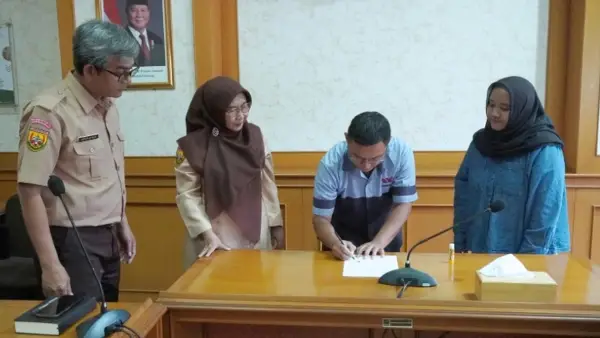 Prosesi penandatanganan perpanjang kontrak tenaga outsourcing 2026 di lingkungan Distanhorti Jabar. (Sumber Foto: IG Distanhorti Jabar)