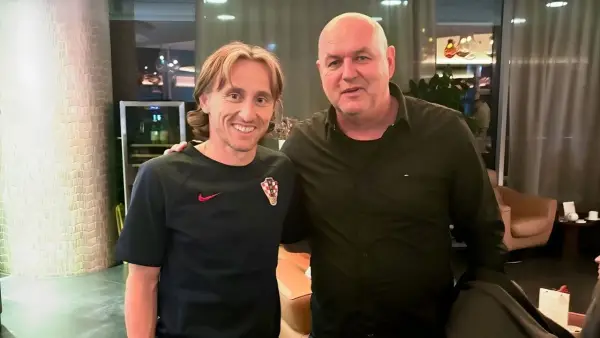 Bojan Hodak saat bertemu dengan Luka Modric saat berada di Kroasia (Sumber: Instagram/@bojanhodakluka)