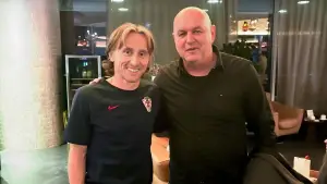 Bojan Hodak saat bertemu dengan Luka Modric saat berada di Kroasia (Sumber: Instagram/@bojanhodakluka)