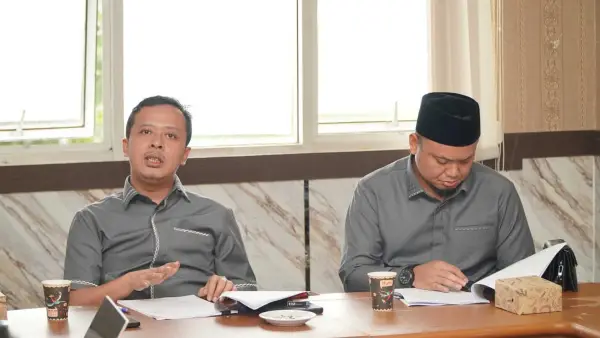 Ketua Bapemperda DPRD Kabupaten Sukabumi, Bayu Permana (kiri) saat memimpin rapat pembahasan Raperda luncuran 2025 bersama OPD terkait. (Sumber Foto: Istimewa)