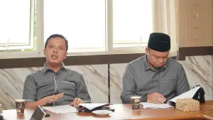 Ketua Bapemperda DPRD Kabupaten Sukabumi, Bayu Permana (kiri) saat memimpin rapat pembahasan Raperda luncuran 2025 bersama OPD terkait. (Sumber Foto: Istimewa)